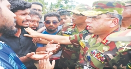 ফেনীতে বন্যার্তদের পাশে সেনাপ্রধান